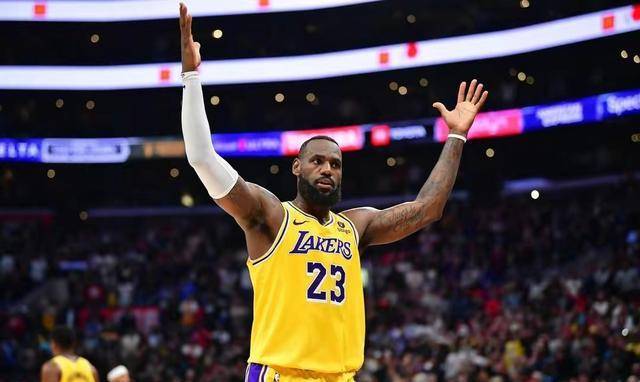 九游BT游戏下载大全詹姆斯迎来五赛季出色发挥，老鹰观众热烈欢呼！